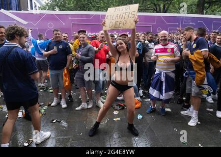 I fan scozzesi si riuniscono a Leicester Square, nel centro di Londra, in vista della partita EURO20 contro l'Inghilterra Foto Stock