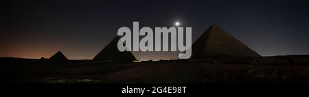 Le piramidi di Giza si illuminano durante lo spettacolo di suoni e luci per celebrare la festa del Ramadan al Cairo, in Egitto. Le piramidi di Cheope e Chefren e il mio Foto Stock