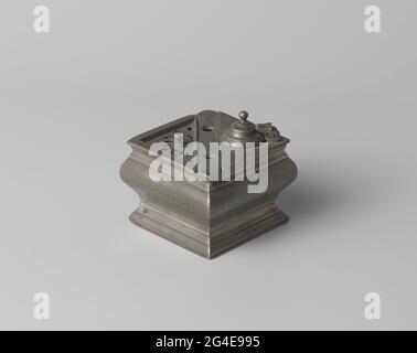 Set di inchiostri stagnati con vassoi triangolari. Set di inchiostri TiN. La pentola esterna quadrata è in piedi su un piede profilato che passa in pareti convesse. Sopra di esso è posizionato diagonalmente uno pneumatico con due aperture per le penne. Su entrambi i lati del pneumatico può essere collocato un contenitore triangolare: Un inkwell con coperchio a campana e cerniera ad una mano e sull'altro lato un contenitore per sabbia che è stato aperto superiormente e che ha un pulsante. Foto Stock