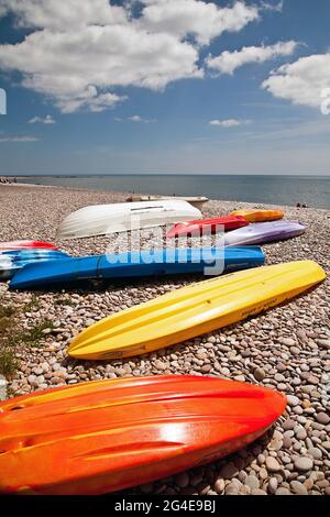 Kayak colorati sulla spiaggia Foto Stock