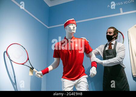 LONDRA 21 giugno 2021. IL CAMPIONE DI ROGER FEDERER VESTITO E RACKET DAVIS CUP, 2014. L'anteprima di Christies della collezione Roger Federer a beneficio della Roger Federer Foundation comprende cimeli sportivi e 20 partite delle sue vittorie Grand Slam che saranno offerte per l'asta a Londra il 23 giugno. Credit amer Ghazzal/Alamy Live News Foto Stock