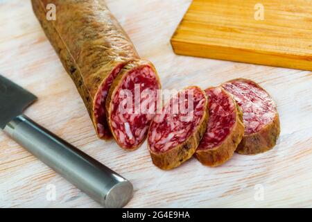 Salchichon essiccato e affumicato fatto in casa Foto Stock