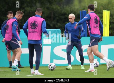 Da sinistra a destra, Jordan Henderson, Kyle Walker, Phil Foden e Harry Maguire in Inghilterra durante una sessione di allenamento all'Hotspur Way Training Ground, Londra. Data immagine: Lunedì 21 giugno 2021. Foto Stock