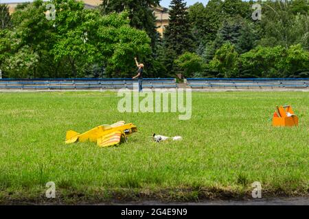 Atleta aeromodelismo con velivolo modello. Riparazione del modello di aereo sul campo Foto Stock