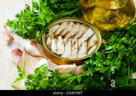 Lattina con spratti affumicati, sardine Foto Stock