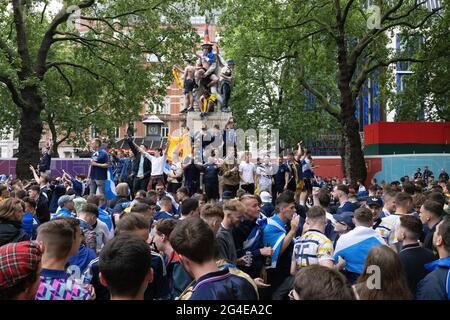 I fan scozzesi si riuniscono a Leicester Square, nel centro di Londra, in vista della partita EURO20 contro l'Inghilterra Foto Stock