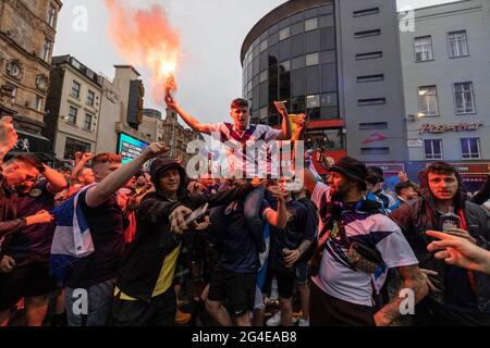 I fan scozzesi si riuniscono a Leicester Square, nel centro di Londra, in vista della partita EURO20 contro l'Inghilterra Foto Stock