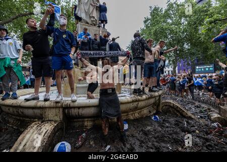 I fan scozzesi si riuniscono a Leicester Square, nel centro di Londra, in vista della partita EURO20 contro l'Inghilterra Foto Stock