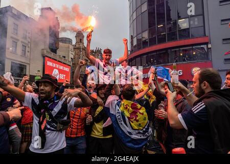 I fan scozzesi si riuniscono a Leicester Square, nel centro di Londra, in vista della partita EURO20 contro l'Inghilterra Foto Stock