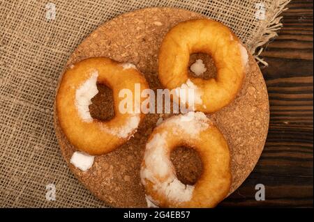 Ciambelle fresche fatte in casa con zucchero in polvere. Primo piano fuoco selettivo Foto Stock