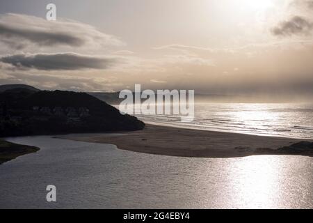 Alba sull'oceano con una foce fluviale in primo piano Foto Stock