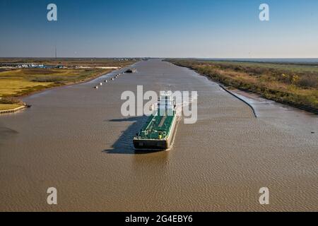 Chiatta presso la Intracoastal Waterway, vista dal ponte autostradale di Matagorda, Texas, Stati Uniti Foto Stock