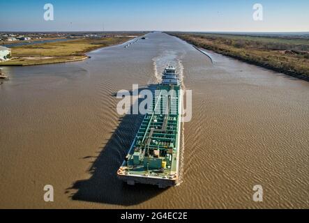 Chiatta presso la Intracoastal Waterway, vista dal ponte autostradale di Matagorda, Texas, Stati Uniti Foto Stock