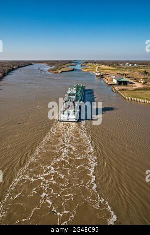 Chiatta presso la Intracoastal Waterway, vista dal ponte autostradale di Matagorda, Texas, Stati Uniti Foto Stock