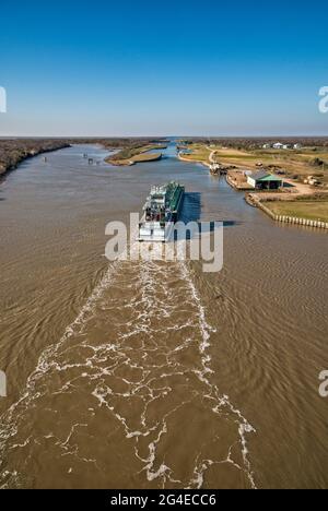 Chiatta presso la Intracoastal Waterway, vista dal ponte autostradale di Matagorda, Texas, Stati Uniti Foto Stock