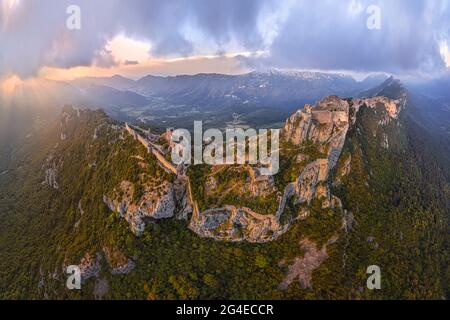 FRANCIA - AUDE (11) - CASTELLO DI PEYREPERTUSE. VISTA PANORAMICA DA NORD. IN PRIMO PIANO A SINISTRA, IL RECINTO BASSO E IL VECCHIO DUNGEON. IN PRIMO PIANO RISH Foto Stock