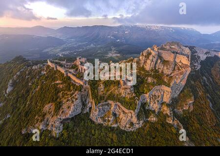 FRANCIA - AUDE (11) - CASTELLO DI PEYREPERTUSE. VISTA DA NORD. IN PRIMO PIANO A SINISTRA, IL RECINTO BASSO E IL VECCHIO DUNGEON. IN PRIMO PIANO A DESTRA, L'HIG Foto Stock