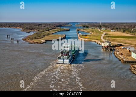 Chiatta a Intracoastal Waterway, fiume Colorado che attraversa in lontananza, vista dal ponte dell'autostrada a Matagorda, Texas, Stati Uniti Foto Stock