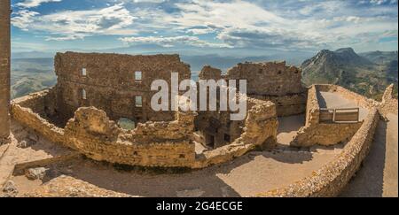 FRANCIA - AUDE (11) - CASTELLO DI QUERIBUS. CORTILE DEL TERZO RECINTO, CHE DÀ ACCESSO AL DUNGEON. Foto Stock