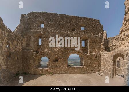FRANCIA - AUDE (11) - CASTELLO DI QUERIBUS. TERZO CONTENITORE. 'CORPS DE LOGIS' CON FINESTRE CHE SI AFFACCIANO SULLA VALLE DI FENOUILLIDES E I PIRENEI. TRAMITE IL Foto Stock