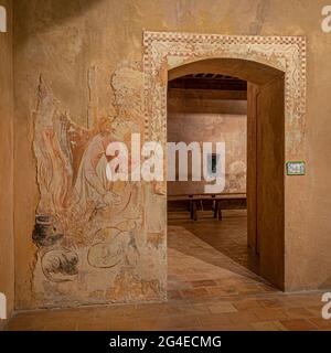 FRANCIA - AUDE (11) CASTEL VILLEROUGE-TERMENES. UN ALTRO AFFRESCO RESTAURATO CHE CIRCONDA UNA DELLE PORTE DÀ ACCESSO ALLE SALE CERIMONIALI. Foto Stock
