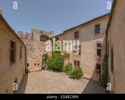 FRANCIA - AUDE (11) CASTEL VILLEROUGE-TERMENES. CORTILE INTERNO E INGRESSO NORD. FU QUI CHE, DURANTE L'INQUISIZIONE, FU BRUCIATO AL PALO W. Foto Stock