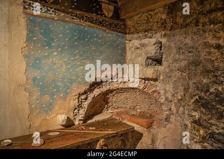 FRANCIA - AUDE (11) CASTEL VILLEROUGE-TERMENES. RIPARAZIONE DI AFFRESCHI SU UNA DELLE PARETI DELLE SALE CERIMONIALI. Foto Stock