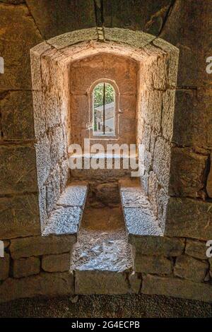 FRANCIA - AUDE (11) CASTEL VILLEROUGE-TERMENES. FINESTRA SUD DELLA TORRE DI DONJON. NELLO SPESSORE DELLE PARETI SONO STATI DISPOSTI DEI BANCHI LATERALI. Foto Stock
