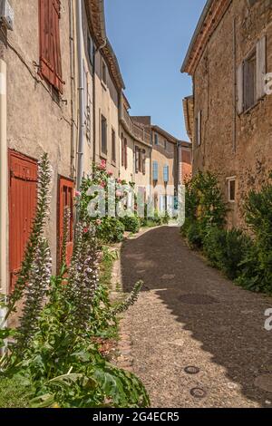 FRANCIA - AUDE (11) - CASTEL VILLEROUGE-TERMENES. NEL CENTRO DEL BORGO MEDIEVALE, RUE DU COUVENT, COSTEGGIANDO IL CASTELLO A NORD E AD EST. Foto Stock