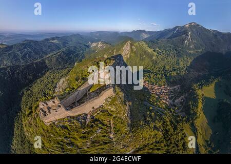 FRANCIA - ARIEGE (09) - CASTELLO DI MONTSEGUR. VISTA DAL SUD EST, AL TRAMONTO. SI TROVA AD UN'ALTITUDINE DI 1207M, SULLA PARTE PIÙ ALTA DI UNO SPERONE ROCCIOSO Foto Stock