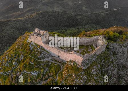 FRANCIA - ARIEGE (09) - CASTELLO DI MONTSEGUR. VISTA DAL SUD EST, AL TRAMONTO. SI TROVA AD UN'ALTITUDINE DI 1207M, SULLA PARTE PIÙ ALTA DI UNO SPERONE ROCCIOSO Foto Stock
