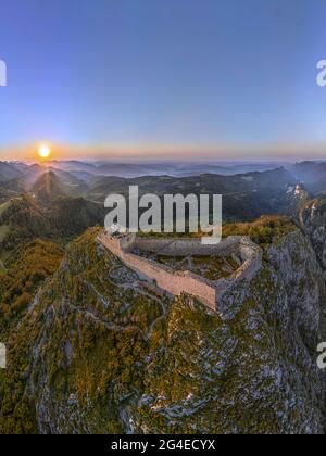 FRANCIA - ARIEGE (09) - CASTELLO DI MONTSEGUR. VISTA DAL SUD EST, AL TRAMONTO. SI TROVA AD UN'ALTITUDINE DI 1207M, SULLA PARTE PIÙ ALTA DI UNO SPERONE ROCCIOSO Foto Stock