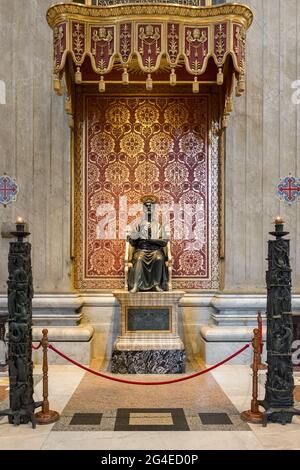 Statua di San Pietro intronizzata nella Basilica di San Pietro, Roma, Italia. Foto Stock