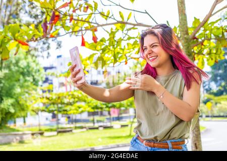 giovane donna latina che registra una storia per i suoi social network Foto Stock