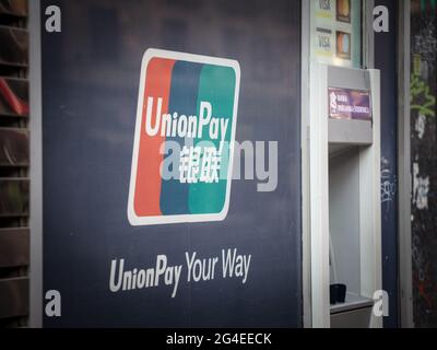 Immagine del logo UnionPay su un bancomat che accetta questo metodo di pagamento in Serbia. UnionPay è un'azienda cinese di servizi finanziari con sede in Foto Stock