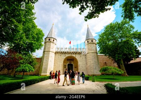 Ingresso al Palazzo Topkapi e ai turisti Foto Stock