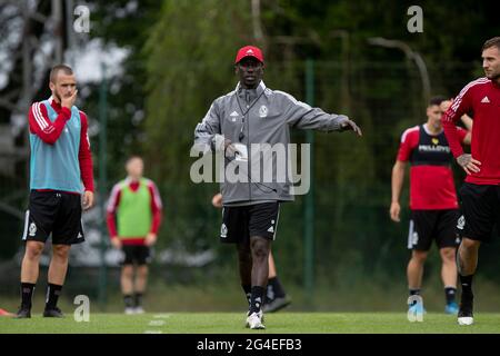 Il capo allenatore di standard Mbaye Leye ha ritratto durante la prima sessione di allenamento per la nuova stagione 2021-2022 di Jupiler Pro League prima divisione di calcio t Foto Stock