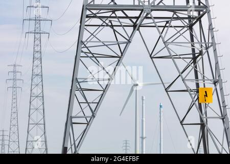 Gruppo di torri elettriche olandesi e turbine eoliche a Zutphen, Paesi Bassi Foto Stock