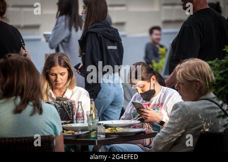 Immagine di una giovane donna caucasica bianca cliente di un caffè ristorante sulla terrazza a belgrado, serbia, che indossa una maschera respiratoria durante il coro Foto Stock