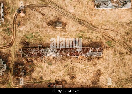 Bielorussia. Barn abbandonato, Shed, Cowshed, Agriturismo in zona di reinsediamento Chernobyl. Chornobyl catastrofe disastri. La Camera in Bielorussia è dilapida Foto Stock