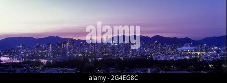 2009 STORICO FALSE CREEK SKYLINE CENTRO DI VANCOUVER A COSTA MONTAGNE BRITISH COLUMBIA CANADA Foto Stock