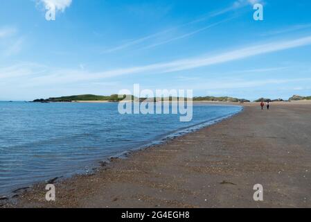 Isola di Llanddwyn da Newborough Beach Anglesey, Galles del Nord Foto Stock