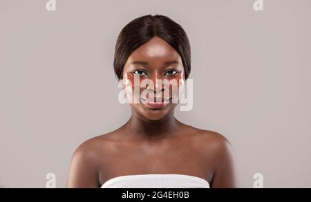 Closeup di belle donne africane con sottocchio briganti idrogel Patches sulla pelle Foto Stock