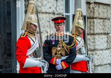 Londra, Regno Unito. 21 giu 2021. Un Lance Corporal di Horse Carl Greenhaw, che rappresenta gli stili corporali, il Trooper che ha catturato l'Aquila a Waterloo (che è stato reso sergente come premio) è scortato al museo che porta la 105 ° Aquila, e indossando la medaglia originale di Waterloo di Corporal Styles. Il reggimento montato dalla famiglia Cavalleria attraversa Londra in un cerimoniale completo che porta l'Aquila di Waterloo (in questo caso una replica vittoriana, a causa del tempo) nell'anniversario del suo arrivo originale come prova della vittoria su Napoleone. Celebra inoltre la nuova mostra di Waterloo per la riapertura della Casa del Cavalleria Foto Stock