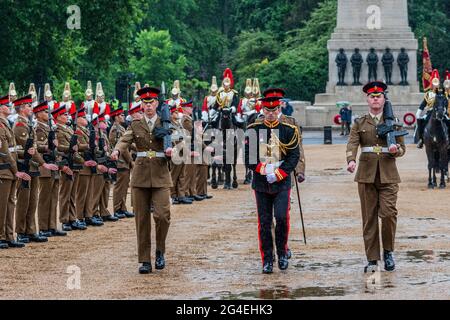 Londra, Regno Unito. 21 giu 2021. Un Lance Corporal di Horse Carl Greenhaw, che rappresenta gli stili corporali, il Trooper che ha catturato l'Aquila a Waterloo (che è stato reso sergente come premio) è scortato al museo che porta la 105 ° Aquila, e indossando la medaglia originale di Waterloo di Corporal Styles. Il reggimento montato dalla famiglia Cavalleria attraversa Londra in un cerimoniale completo che porta l'Aquila di Waterloo (in questo caso una replica vittoriana, a causa del tempo) nell'anniversario del suo arrivo originale come prova della vittoria su Napoleone. Celebra inoltre la nuova mostra di Waterloo per la riapertura della Casa del Cavalleria Foto Stock