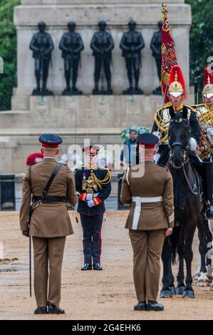 Londra, Regno Unito. 21 giu 2021. Un Lance Corporal di Horse Carl Greenhaw, che rappresenta gli stili corporali, il Trooper che ha catturato l'Aquila a Waterloo (che è stato reso sergente come premio) è scortato al museo che porta la 105 ° Aquila, e indossando la medaglia originale di Waterloo di Corporal Styles. Il reggimento montato dalla famiglia Cavalleria attraversa Londra in un cerimoniale completo che porta l'Aquila di Waterloo (in questo caso una replica vittoriana, a causa del tempo) nell'anniversario del suo arrivo originale come prova della vittoria su Napoleone. Celebra inoltre la nuova mostra di Waterloo per la riapertura della Casa del Cavalleria Foto Stock