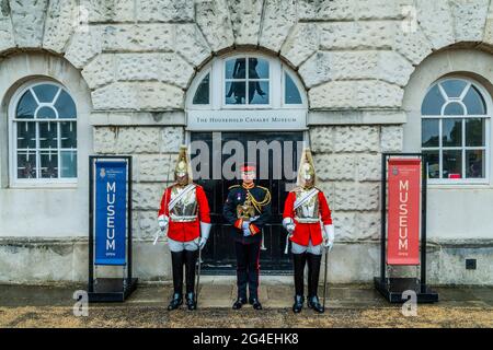 Londra, Regno Unito. 21 giu 2021. Un Lance Corporal di Horse Carl Greenhaw, che rappresenta gli stili corporali, il Trooper che ha catturato l'Aquila a Waterloo (che è stato reso sergente come premio) è scortato al museo che porta la 105 ° Aquila, e indossando la medaglia originale di Waterloo di Corporal Styles. Il reggimento montato dalla famiglia Cavalleria attraversa Londra in un cerimoniale completo che porta l'Aquila di Waterloo (in questo caso una replica vittoriana, a causa del tempo) nell'anniversario del suo arrivo originale come prova della vittoria su Napoleone. Celebra inoltre la nuova mostra di Waterloo per la riapertura della Casa del Cavalleria Foto Stock