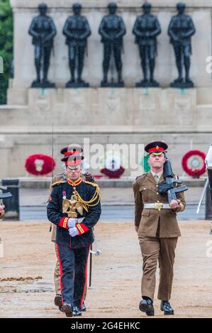 Londra, Regno Unito. 21 giu 2021. Un Lance Corporal di Horse Carl Greenhaw, che rappresenta gli stili corporali, il Trooper che ha catturato l'Aquila a Waterloo (che è stato reso sergente come premio) è scortato al museo che porta la 105 ° Aquila, e indossando la medaglia originale di Waterloo di Corporal Styles. Il reggimento montato dalla famiglia Cavalleria attraversa Londra in un cerimoniale completo che porta l'Aquila di Waterloo (in questo caso una replica vittoriana, a causa del tempo) nell'anniversario del suo arrivo originale come prova della vittoria su Napoleone. Celebra inoltre la nuova mostra di Waterloo per la riapertura della Casa del Cavalleria Foto Stock