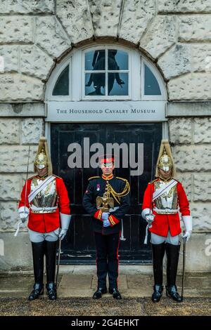 Londra, Regno Unito. 21 giu 2021. Un Lance Corporal di Horse Carl Greenhaw, che rappresenta gli stili corporali, il Trooper che ha catturato l'Aquila a Waterloo (che è stato reso sergente come premio) è scortato al museo che porta la 105 ° Aquila, e indossando la medaglia originale di Waterloo di Corporal Styles. Il reggimento montato dalla famiglia Cavalleria attraversa Londra in un cerimoniale completo che porta l'Aquila di Waterloo (in questo caso una replica vittoriana, a causa del tempo) nell'anniversario del suo arrivo originale come prova della vittoria su Napoleone. Celebra inoltre la nuova mostra di Waterloo per la riapertura della Casa del Cavalleria Foto Stock