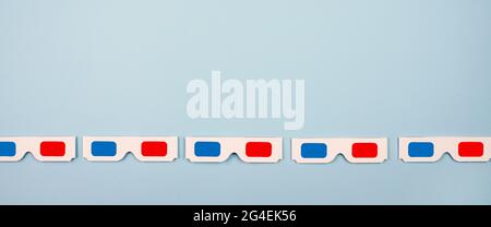 Striscione con classici occhiali 3D in carta su sfondo blu. Spazio di copia. Foto Stock